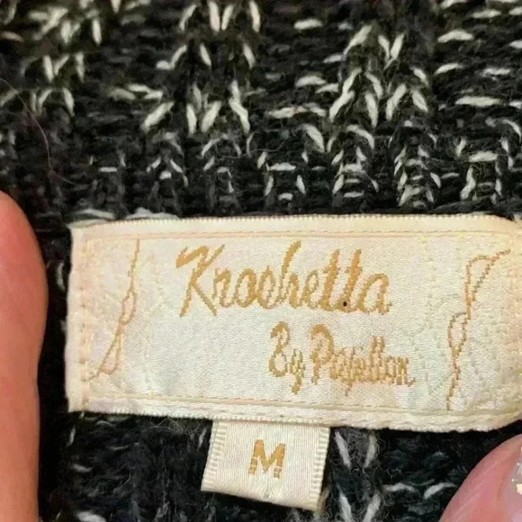 Papillion  Krochetta 100% acrylic sweater with three buttons up the front w hood - Picture 4 of 7